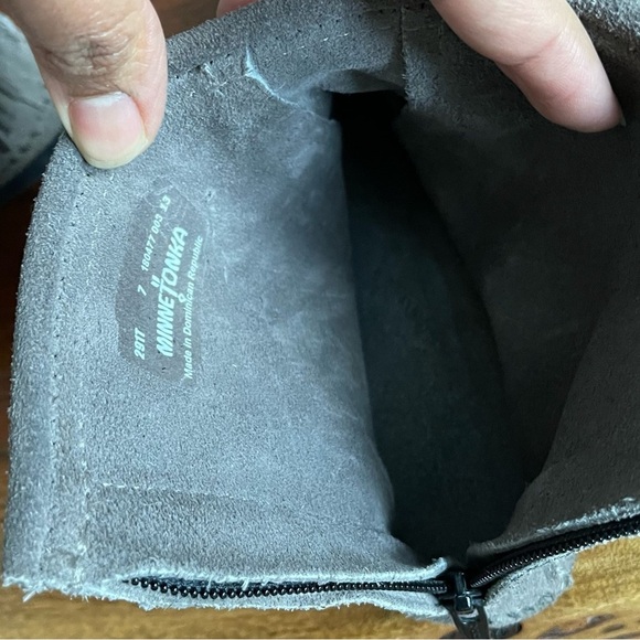 Minnetonka Moccasin High Top Back Zip Suede Leather Upper Boots In Grey Size: 7 - Picture 6 of 7